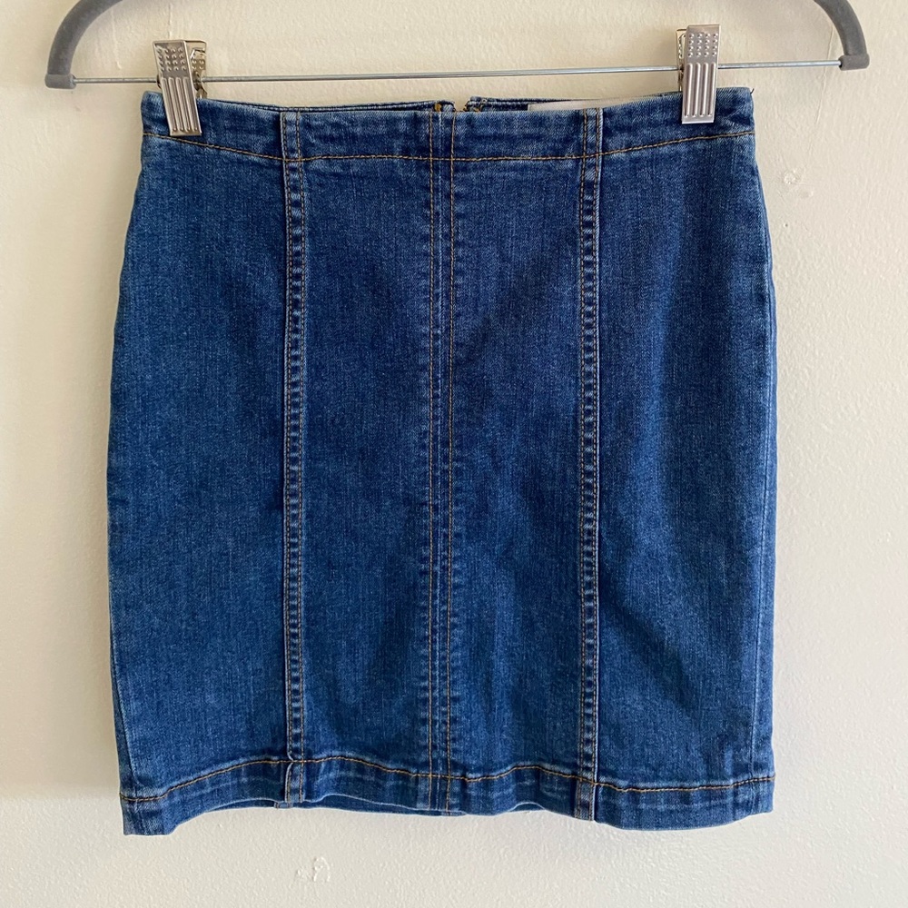 O2 denim mini skirt. Size small blue skirt!